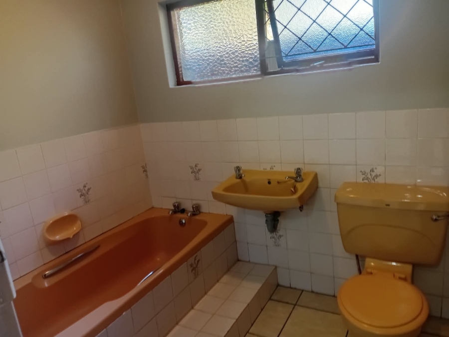 To Let 4 Bedroom Property for Rent in Bonza Bay Eastern Cape